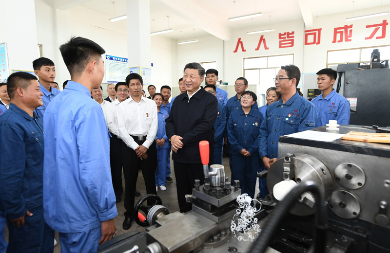 8月19日至22日，中共中央总书记、国家主席、中央军委主席习近平在甘肃考察。这是20日下午，习近平在张掖市山丹培黎学校现代制造技术实训室，观看职业技能实训，同师生亲切交流。