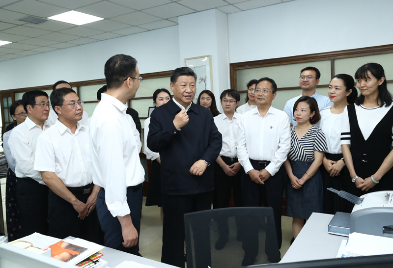 8月19日至22日，中共中央总书记、国家主席、中央军委主席习近平在甘肃考察。这是21日下午，习近平在《读者》编辑部同工作人员交流，勉励他们为人民提供更多优秀精神食粮。